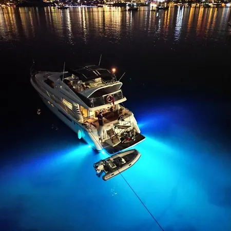 Úszó hotel Holyship 4 Fairline Squadron 65 Motoryacht *