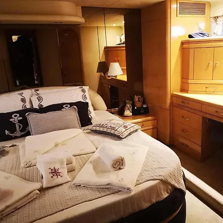 Holyship 4 Fairline Squadron 65 Motoryacht * بودروم