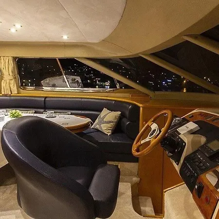 Holyship 4 Fairline Squadron 65 Motoryacht Úszó hotel