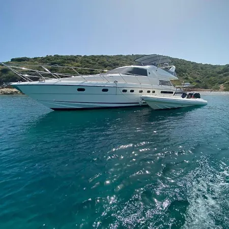 Holyship 4 Fairline Squadron 65 Motoryacht Úszó hotel Bodrum