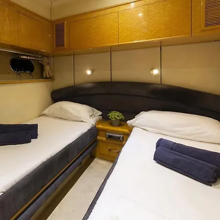 Holyship 4 Fairline Squadron 65 Motoryacht بوتيل *