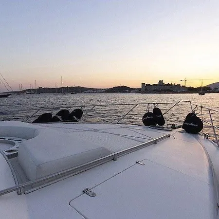 بوتيل Holyship 4 Fairline Squadron 65 Motoryacht *