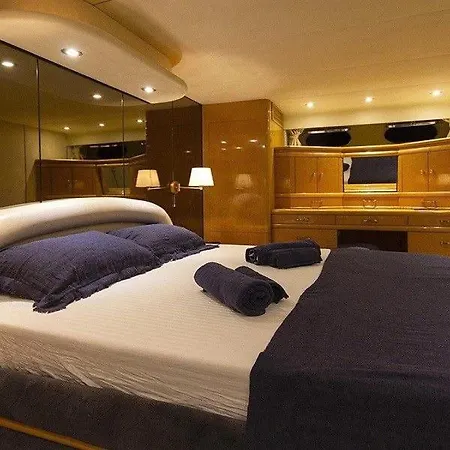 Holyship 4 Fairline Squadron 65 Motoryacht بوتيل *