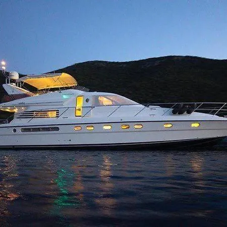 Úszó hotel Holyship 4 Fairline Squadron 65 Motoryacht *