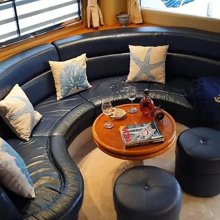 Holyship 4 Fairline Squadron 65 Motoryacht بوتيل *
