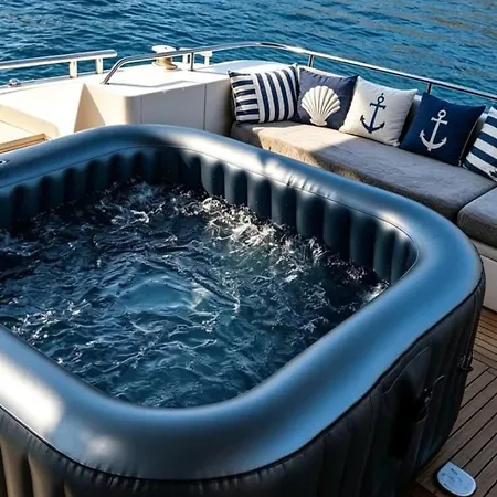 Úszó hotel Holyship 4 Fairline Squadron 65 Motoryacht